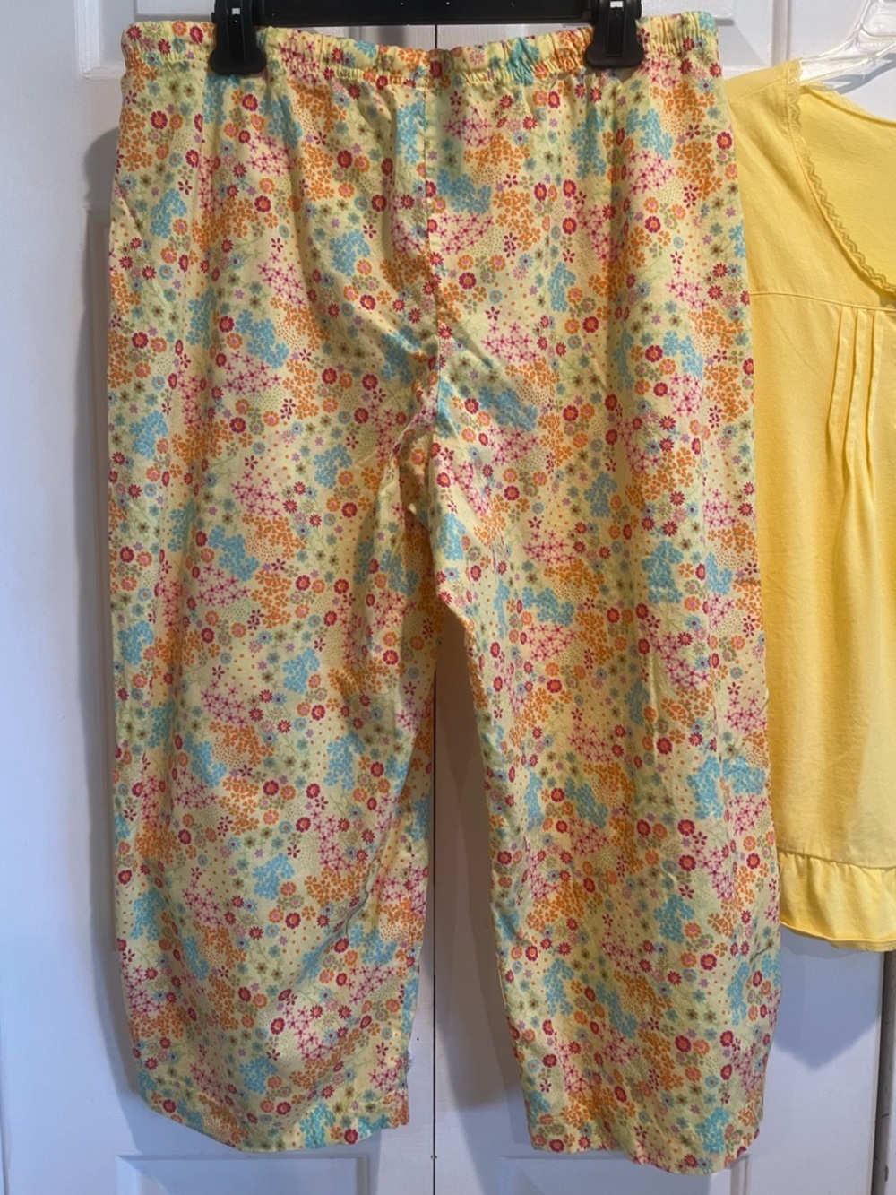 2 Pc PJ Set 💛 Yellow Floral Cropped Pants & Sleeveless Yellow Top - Picture 8 of 10